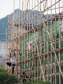 政府工作报告提“规范信贷经营行为、降低中间费用”，业内人士如何解读？