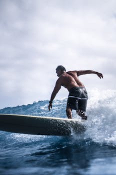 男子潜伏商场通风管道内近9小时，凌晨盗走1885克黄金、6个玉石手镯等商品，总价值达140万余元，案发后仅9小时被抓获_0228151506