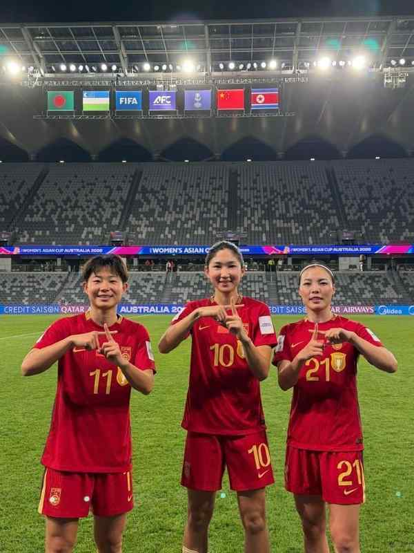  赛场胜利点亮山区梦想；李梦雯队友比十献礼，陕西追风女孩迎来第十座玫瑰球场。 体育新闻 赛场胜利点亮山区梦想；李梦雯队友比十献礼，陕西追风女孩迎来第十座玫瑰球场。 体育新闻