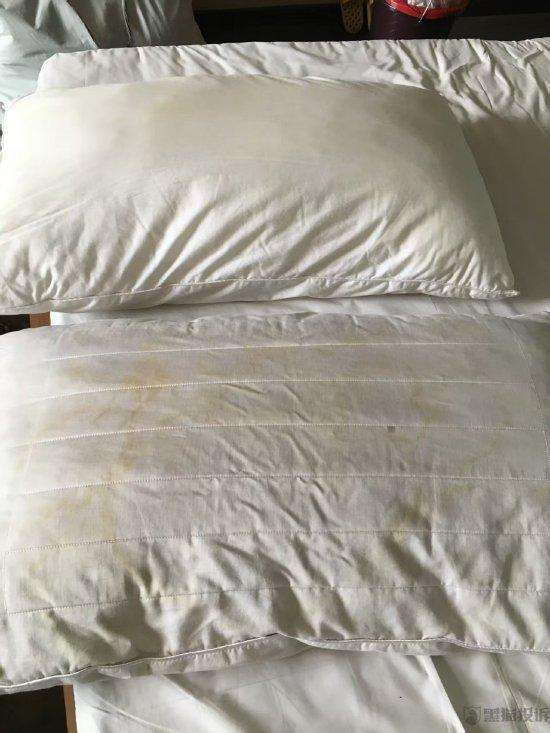  枕头污渍引发过敏风波；尚客优酒店换房收费规定遭质疑，黑猫投诉年度榜单敲响警钟 新闻 枕头污渍引发过敏风波；尚客优酒店换房收费规定遭质疑，黑猫投诉年度榜单敲响警钟 新闻