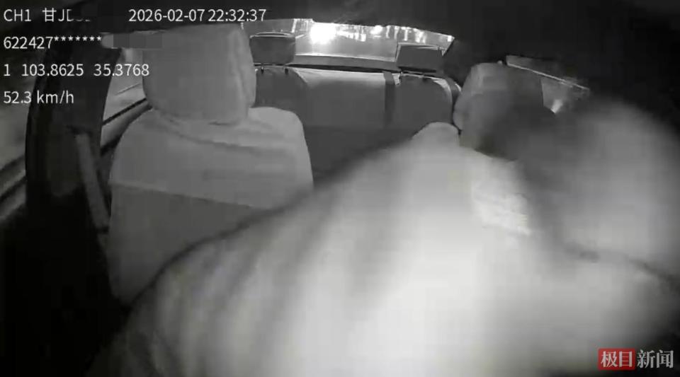  甘肃临洮深夜惊魂；乘客酒后失控抢方向盘，出租车撞树后逃逸。 新闻 甘肃临洮深夜惊魂；乘客酒后失控抢方向盘，出租车撞树后逃逸。 新闻