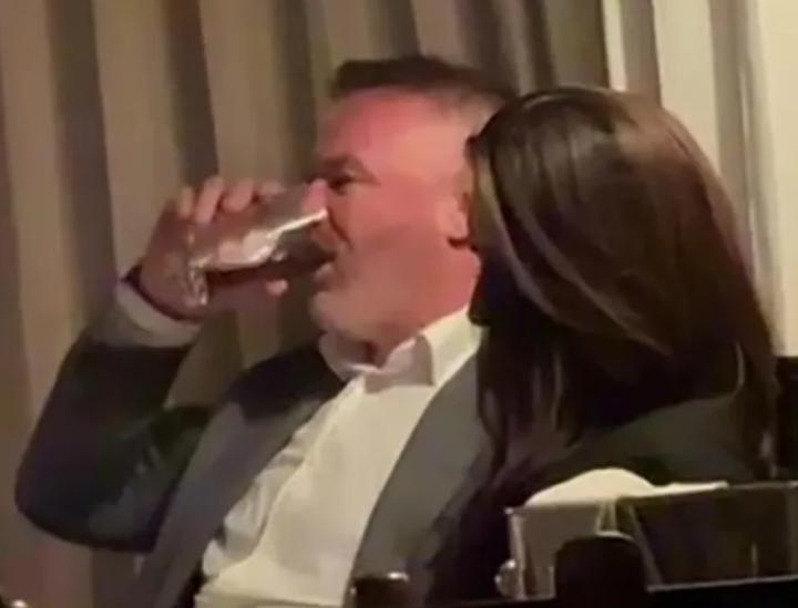  全英音乐奖前夕，鲁尼现身曼城高档酒吧；两位女士陪伴，饮酒至深夜。 娱乐新闻