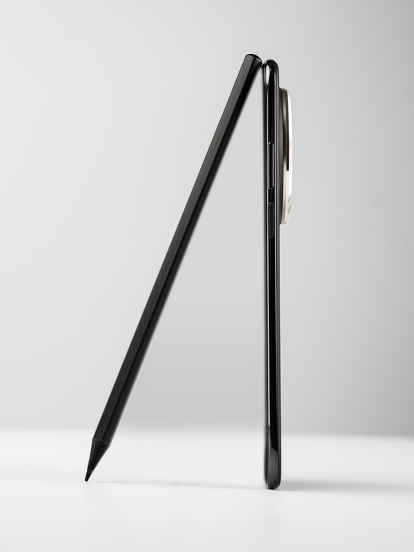  华为 Mate 70 Air 超薄大屏旗舰，纤薄握持结合持久续航；轻薄设计重塑日常使用体验。 手机评测