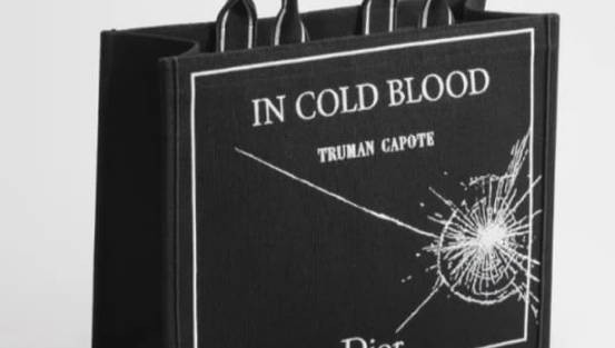  皇马巨星姆巴佩携神秘Dior单品现身；文学封面遇上狙击意象，复出信号渐显。 体育新闻