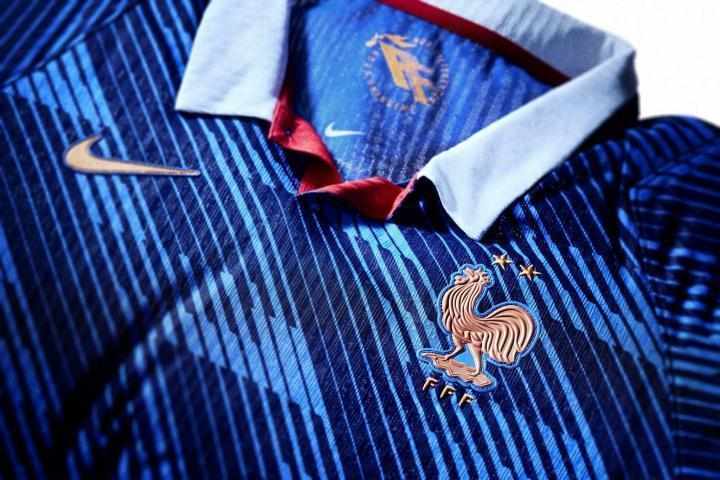  法国队世界杯球衣定价引发关注；球迷直言费用压力显著；耐克营销概念引热议。 体育新闻 法国队世界杯球衣定价引发关注；球迷直言费用压力显著；耐克营销概念引热议。 体育新闻