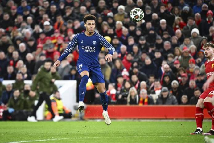 从安菲尔德的替补席到欧冠之巅：一个19岁少年的惊天逆袭