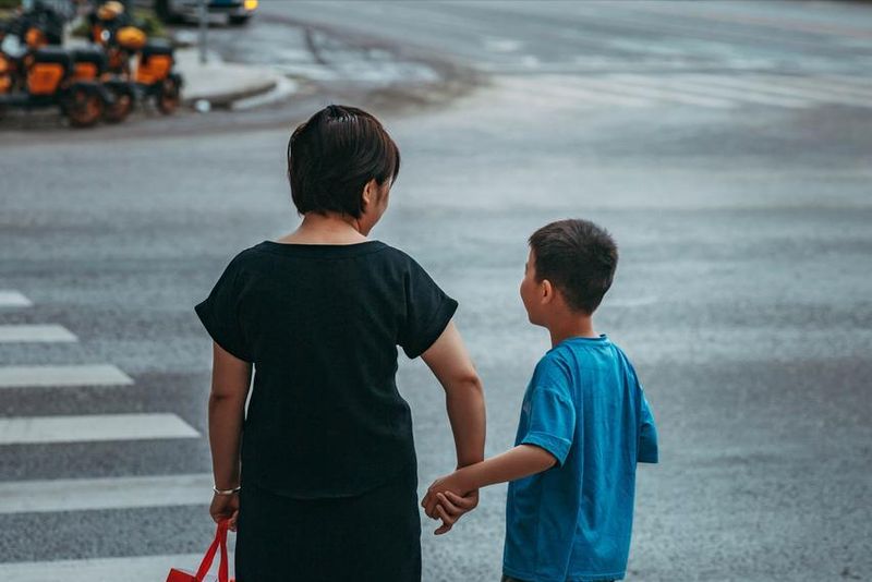  隔代抚养的深层逻辑：为什么五年陪伴胜过十年的金钱投入 情感心理